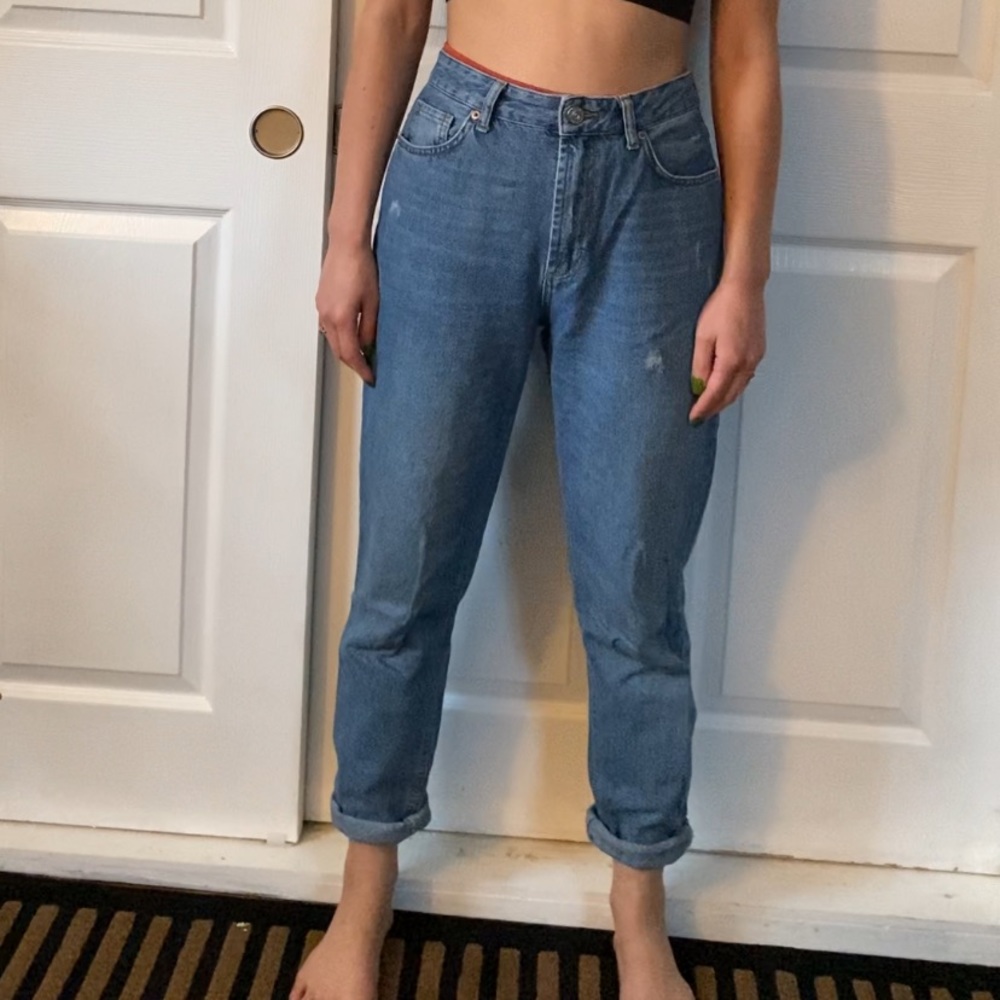 UO light wash high waisted mom jeans 28